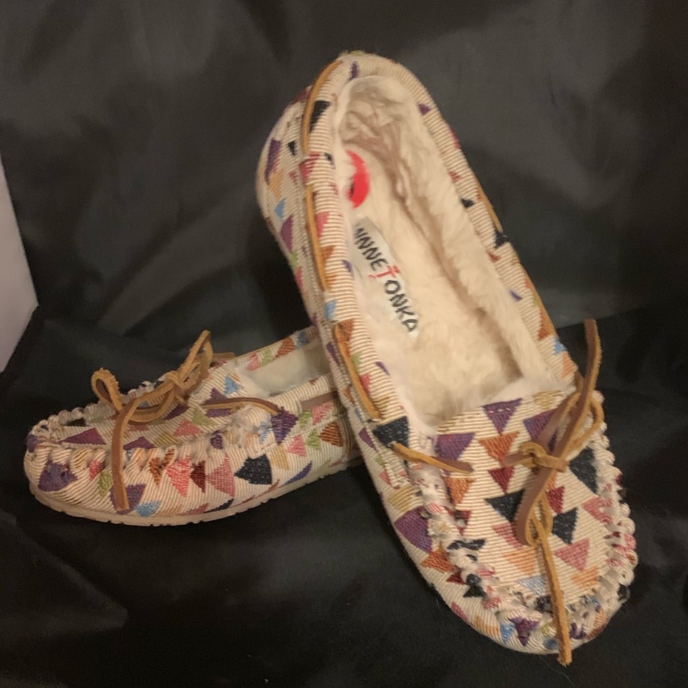 MINNETONKA Lined Multi Colored Print Mocs - Picture 3 of 8